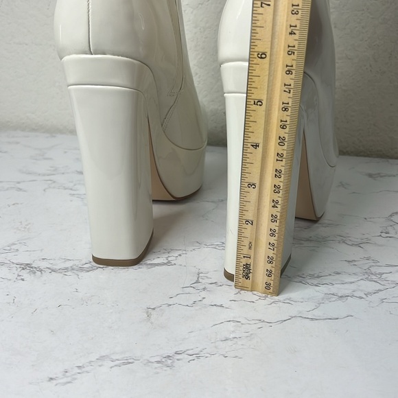 GUESS - White 1-1/2" Platform Cushioned Logo Byra Square Toe Block Heel Size - Picture 8 of 13